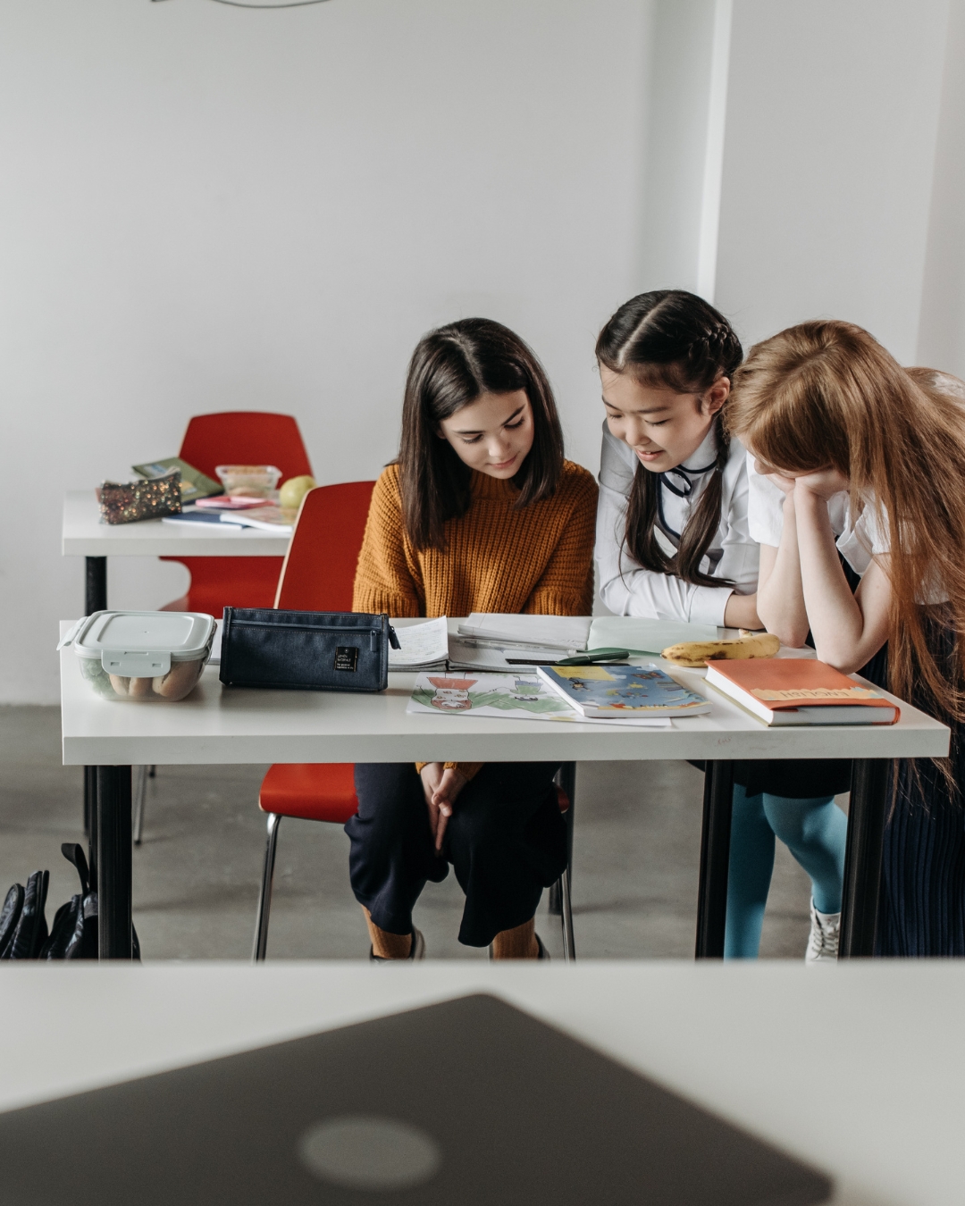 Estudiantes de primaria en laboratorio de ciencias