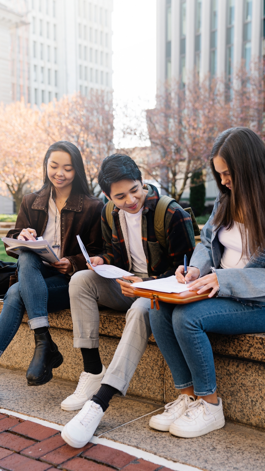 Jóvenes de secundaria en debate o graduación